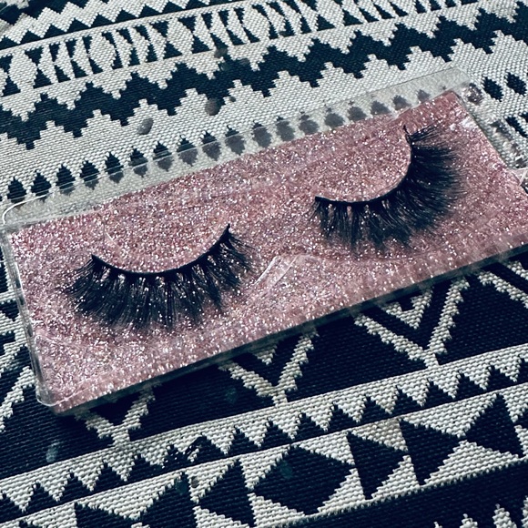 Black False Eyelashes Set - Picture 3 of 3